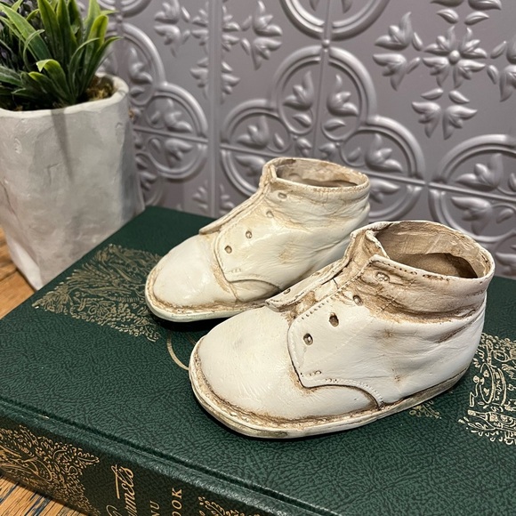 VINTAGE CERAMIC BABY SHOES – WHITE GLAZED – DECOR COLLECTIBLE - Picture 3 of 7